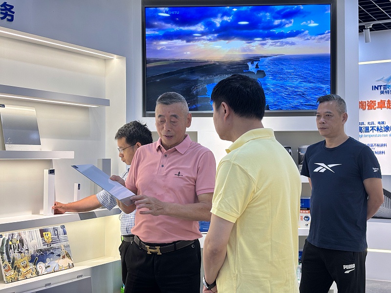 雙方進(jìn)行技術(shù)交流