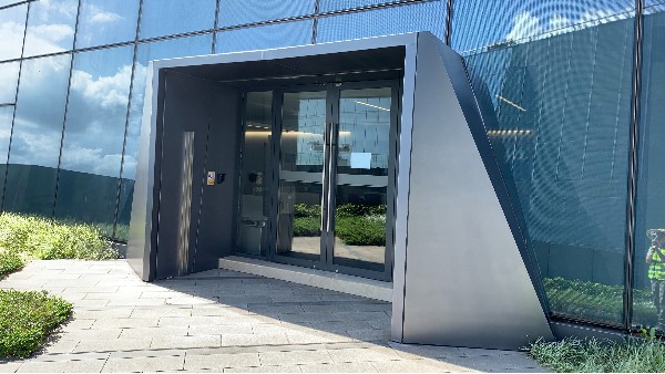 深圳騰訊濱海大廈空中花園門頭翻新